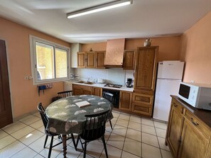 Fridge, microwave, oven, stovetop - Spacious T4 in City Center with Terrace and Parking, 200m from Beach (Valras-Plage)
