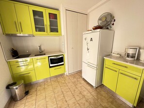 Een koelkast, een microgolfoven, een oven, een kookplaat