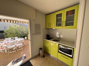 Fridge, microwave, oven, stovetop