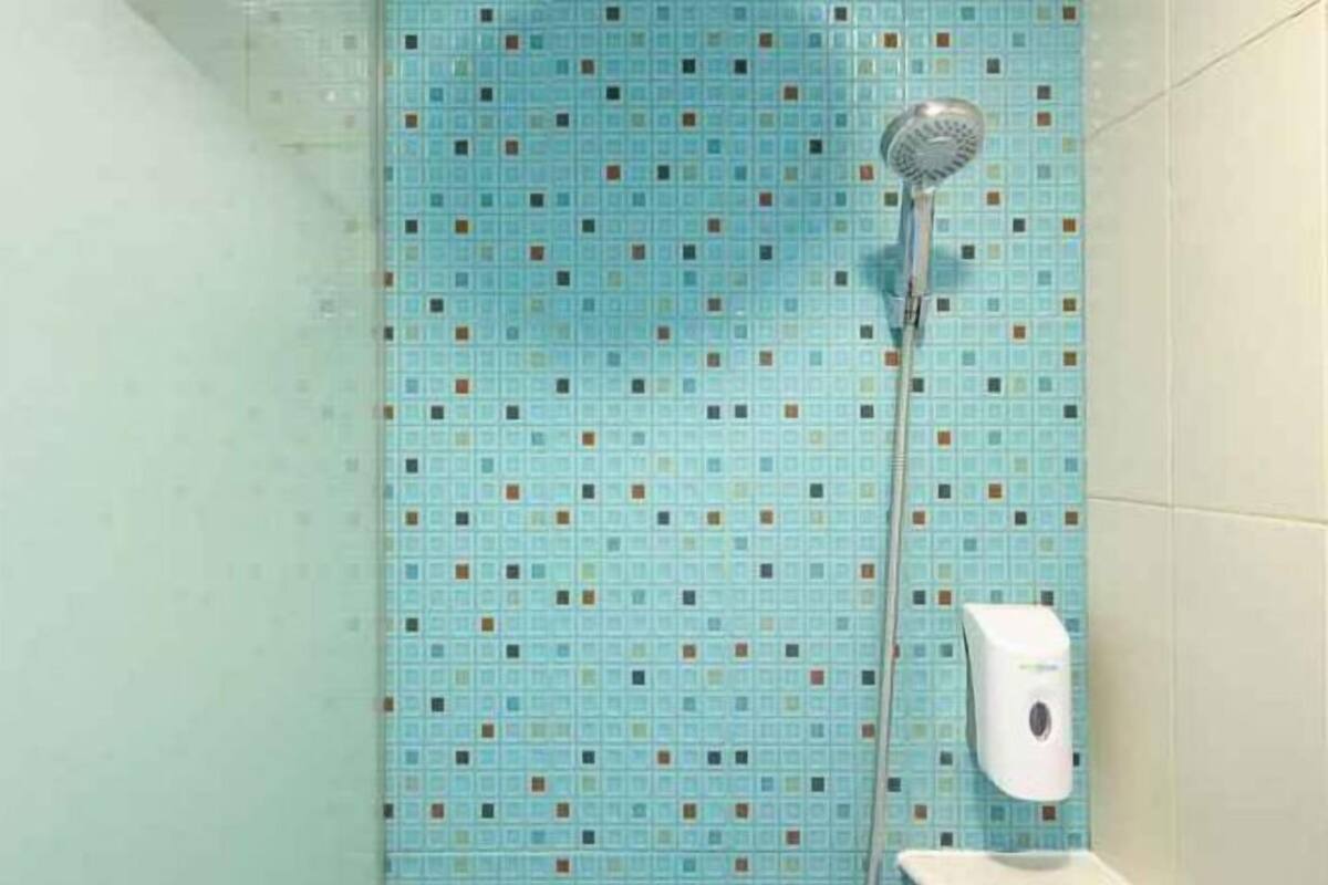 Ensemble baignoire-douche, articles de toilette (gratuits), pantoufles