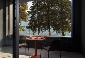 Comfort Apartment, Sea View | Premium bedding, in-room safe, desk, blackout drapes