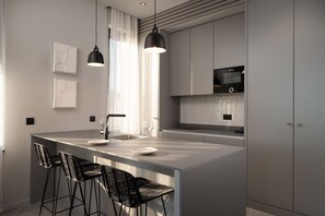 Deluxe Apartment | Premium bedding, in-room safe, desk, blackout drapes