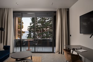 Comfort Apartment, Sea View | Premium bedding, in-room safe, desk, blackout drapes