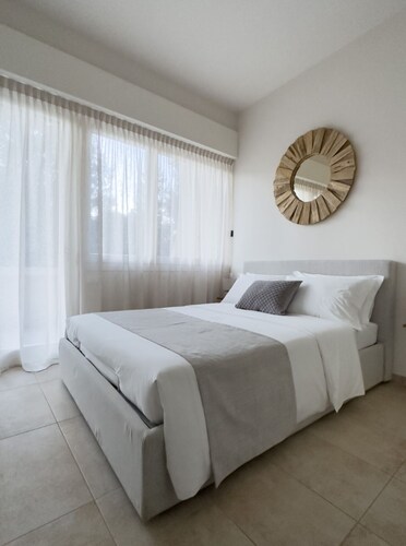 Ivory Apartment - modern lakeside apartment - private park and swimming pool