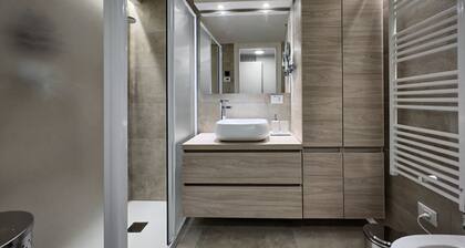 Ivory Apartment - modern lakeside apartment - private park and swimming pool