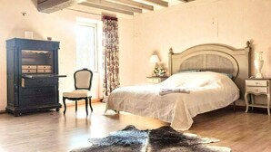 A bedroom with a bed, a dresser, a chair, and a nightstand. - La Maison bleue (Cuncy-lès-Varzy)