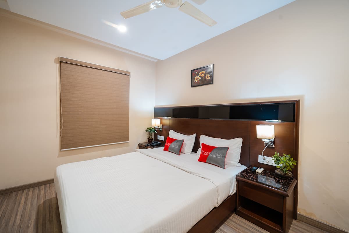 Deluxe Room | Meja, ruang kerja komputer riba, langsir/tirai gelap terus, kalis bunyi