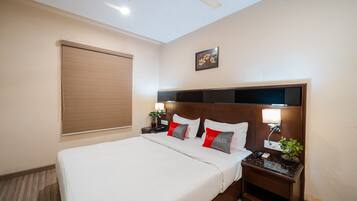Deluxe Room | Desk, laptop workspace, blackout drapes, soundproofing