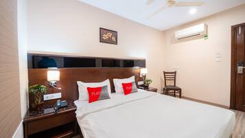 Deluxe Room | Desk, laptop workspace, blackout drapes, soundproofing