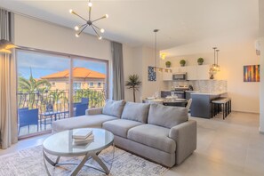 Condo luxo, 2 quartos, sacada, vista para o resort | Área de estar | Smart TV 50 polegadas com canais digitais, TV, serviços de streaming