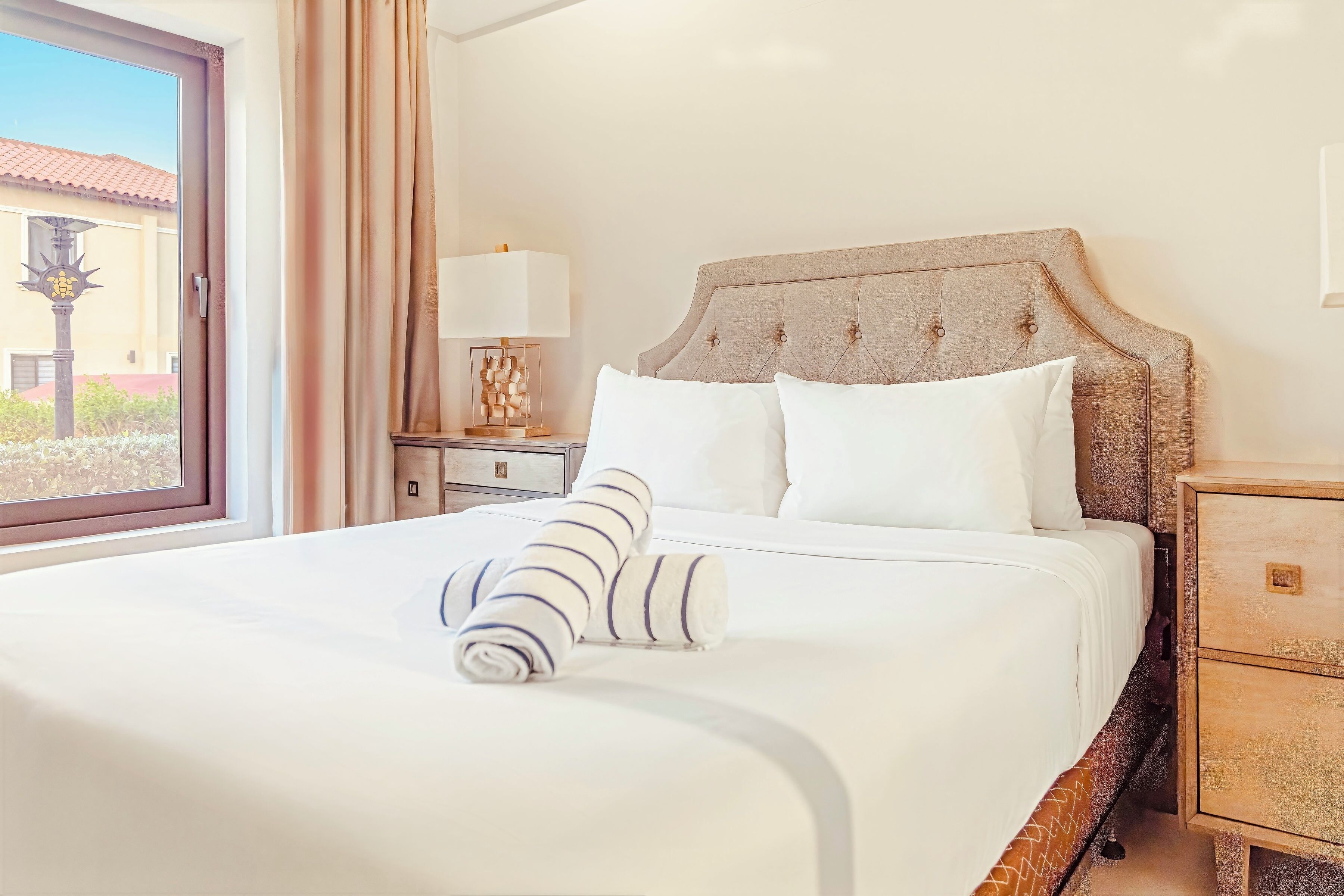 Bright 1BR Condo Steps from Pools & Gym by Bocobay | Ropa de cama de alta calidad y decoración individual