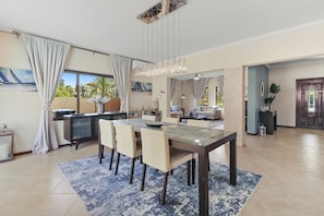 Vil·la de luxe, 4 dormitoris, piscina privada | Zona de menjador de l'habitació