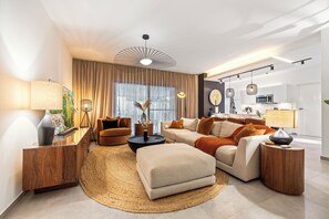 Apartamento de lujo, 3 habitaciones | Zona de estar | Smart TV de 50 pulgadas con canales digitales, una televisión