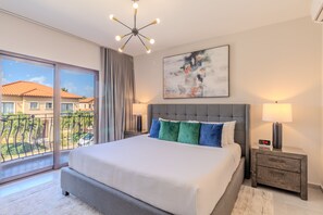 Condo luxo, 2 quartos, sacada, vista para o resort | Roupas de cama premium, individualmente decorados
