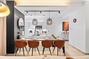 Apartamento de lujo, 3 habitaciones | Cocina privada | Frigorífico grande, microondas, placa de cocina y lavavajillas