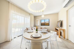 In-room dining - Bocobay Gold Coast Resort (Noord)