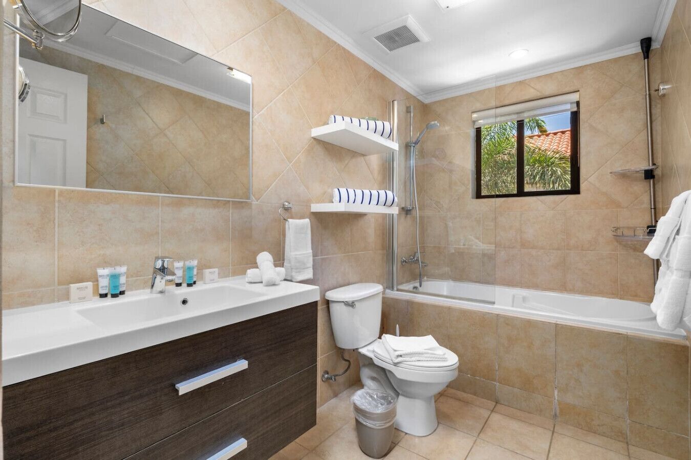 Uma casa de banho moderna com lavatório, sanita e banheira.