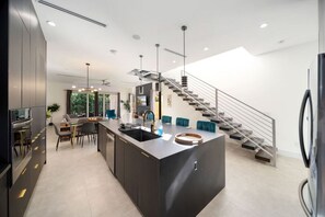 Fridge, microwave, oven, stovetop - Luxury Home with 2 Pools Near the Beach (Fort Lauderdale)