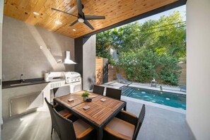 Outdoor dining - Luxury Home with 2 Pools Near the Beach (Fort Lauderdale)
