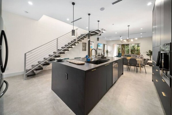 المنشأة من الداخل