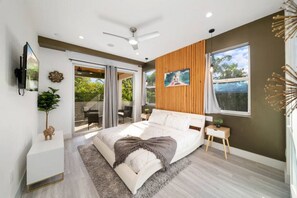 5 bedrooms, desk, iron/ironing board, travel crib - Luxury Home with 2 Pools Near the Beach (Fort Lauderdale)