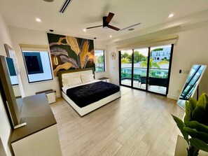 6 bedrooms, desk, iron/ironing board, travel cot