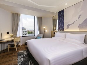 In-room safe, desk, laptop workspace, blackout drapes - Novotel Rayong Star Convention Centre (Rayong)