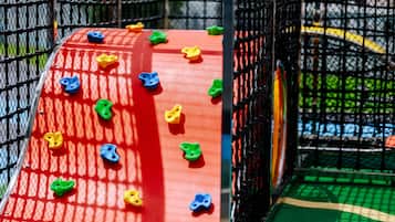 Una estructura de escalada con varios agarres de colores.