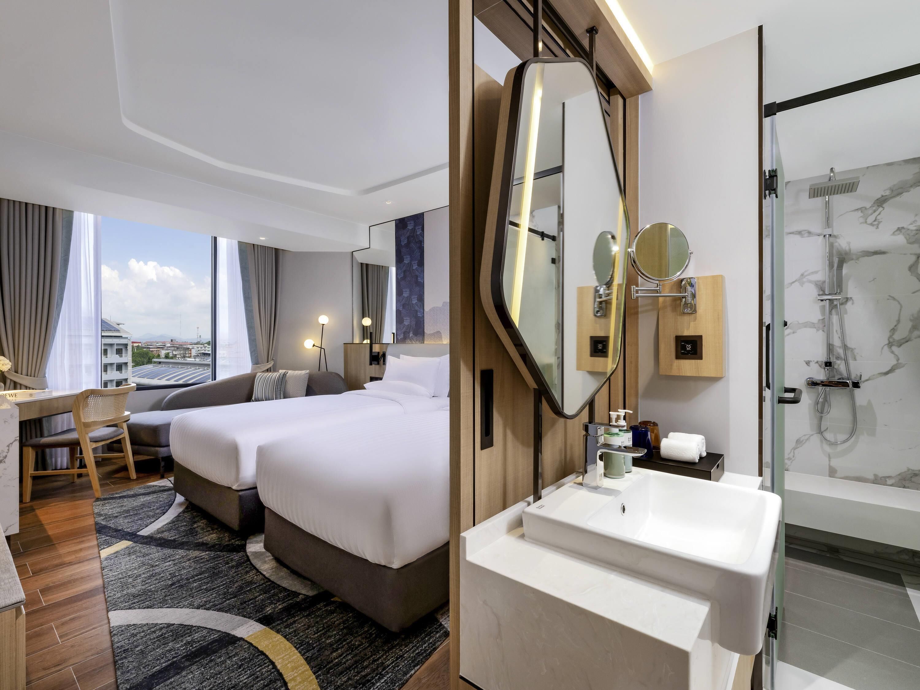 Standard Room Twin Beds | ตู้นิรภัยในห้องพัก, โต๊ะทำงาน, พื้นที่ทำงานแบบใช้แล็ปท็อป, ผ้าม่านกันแสง