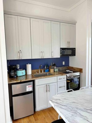 Mikroaaltouuni, uuni, liesi, astianpesukone