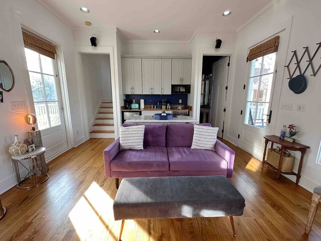 Smart-tv, eldstad, böcker och en stereo