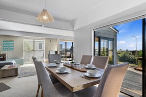 Dining - Pohara Beach Escape - Pohara Beach Holiday Home (Pohara Beach)