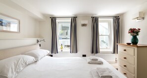 2 bedrooms, free WiFi, bed sheets - Midships - sleeps 4 guests  in 2 bedrooms (Brixham)