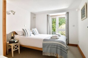 Tabla de planchar con plancha, wifi gratis y ropa de cama 