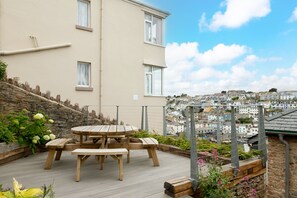 Outdoor dining - Sundeck - sleeps 6 guests  in 3 bedrooms (Brixham)