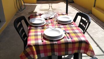 Kamar Triple (No 1) | Teras/patio