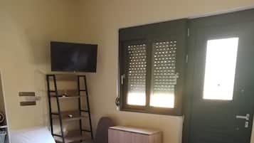 Triple Room (No 1) | Individually decorated, individually furnished, desk, laptop workspace