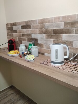 Full-sized fridge, microwave, oven, stovetop