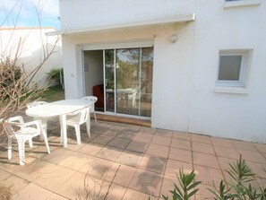 Outdoor dining - Charming Studio Near Beach with Private Terrace, La Tranche-sur-Mer (La Tranche-sur-Mer)