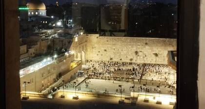 Apt in the heart of the old city overlooking the Western Wall