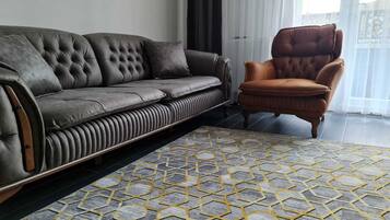 Suite Deluxe | Area soggiorno | TV 42 pollici con canali satellitari