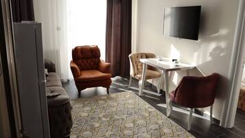 Deluxe-suite | Opholdsområde | 42-tommers tv med satellitkanaler