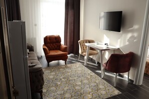 Deluxe Suite | Living area | 42-inch TV with satellite channels - Loft Palace Suit (Nevsehir)