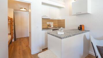 Een koelkast, een microgolfoven, een vaatwasser