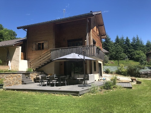 Charming chalet between lake and mountains