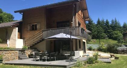Charming chalet between lake and mountains