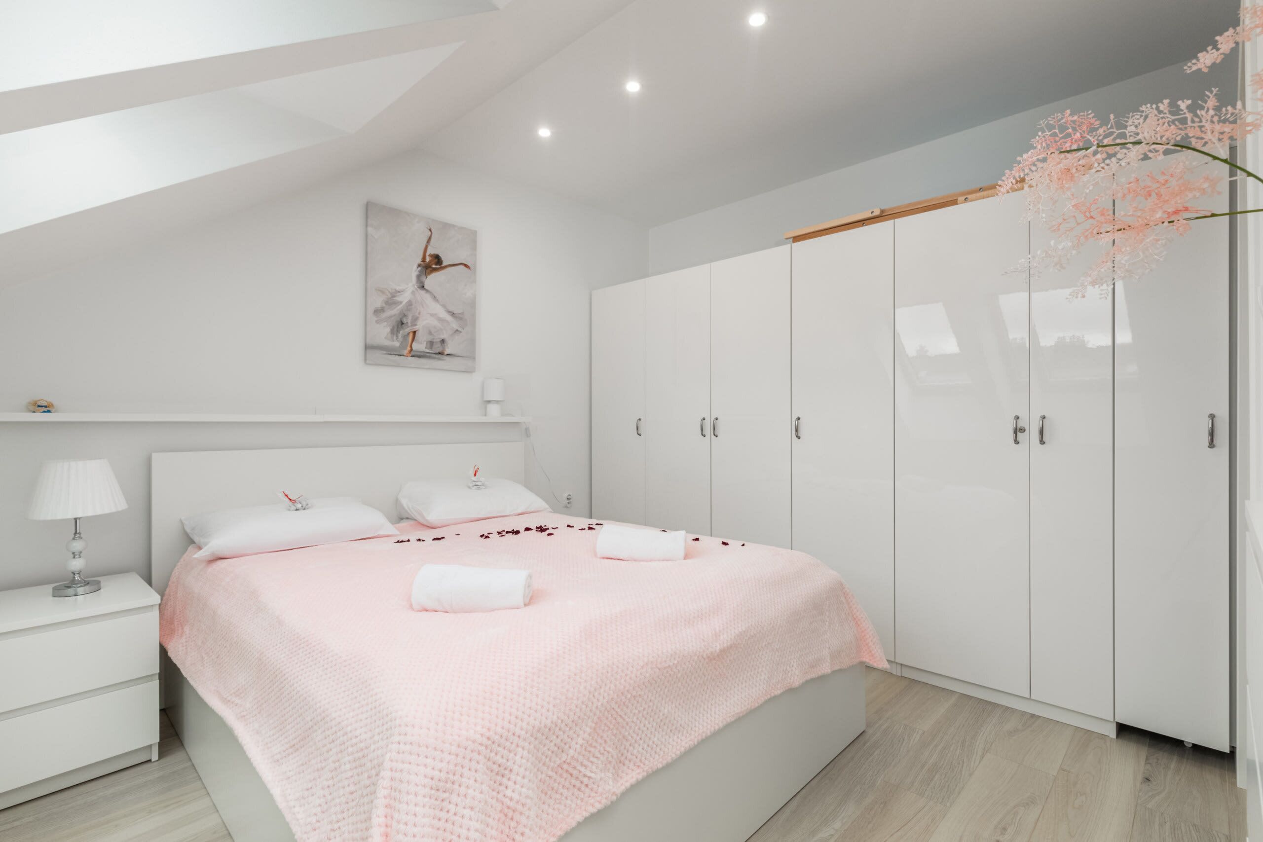 1 dormitorio, tabla de planchar con plancha, wifi y ropa de cama