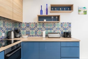 Fridge, oven, stovetop, dishwasher