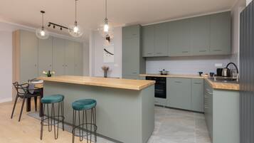 Fridge, oven, stovetop, dishwasher