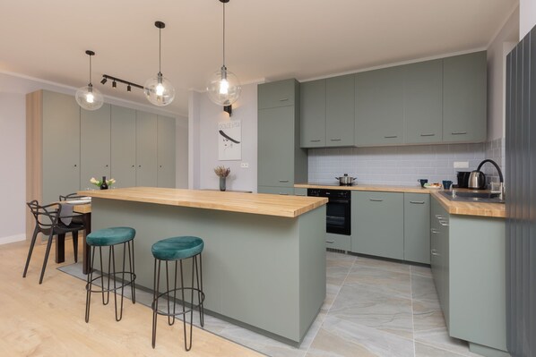 Fridge, oven, stovetop, dishwasher